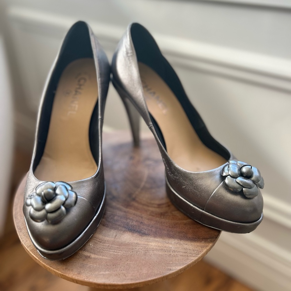 Silver Chanel classic flower silver pump in 38